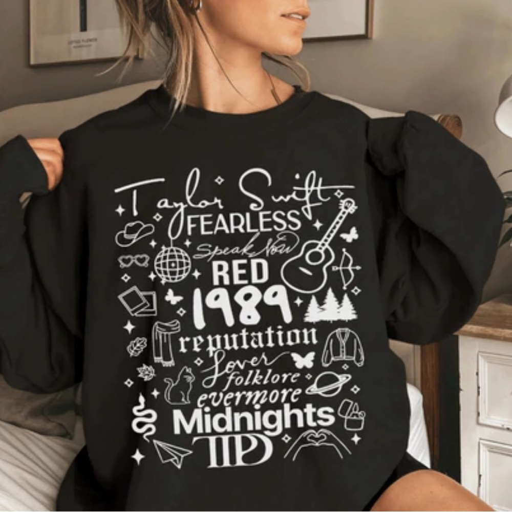 Gildan Black Sweatshirt Taylor Swift Graphics